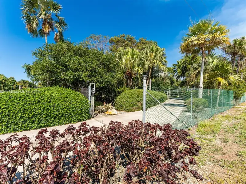 Remodeled 5-bedroom Home on 1 Acre in Redlands Near National Parks