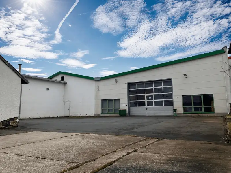 Commercial Complex with Production Hall and Renovation Potential in Prime Location