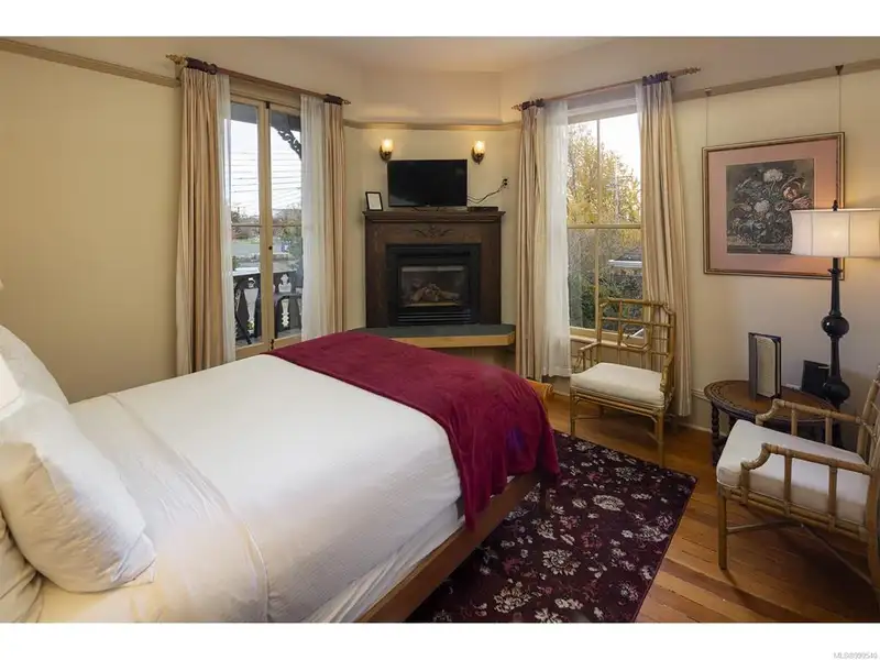 Turnkey Victorian Guest House in Songhees - 5 Suites, Steps from Seawall