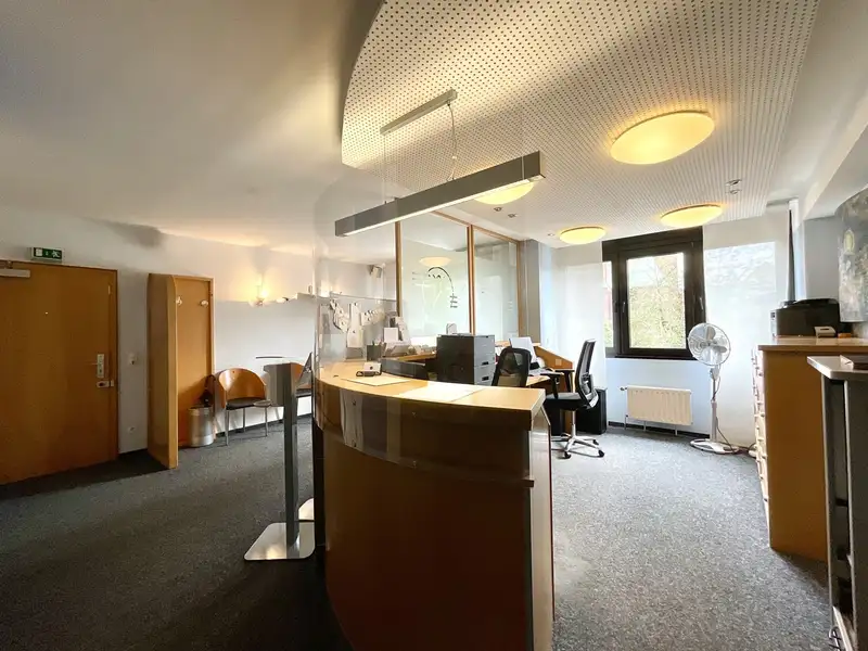 Commercial Space with Flexible Layout in Prime Location Near Pharmacy and Medical Offices