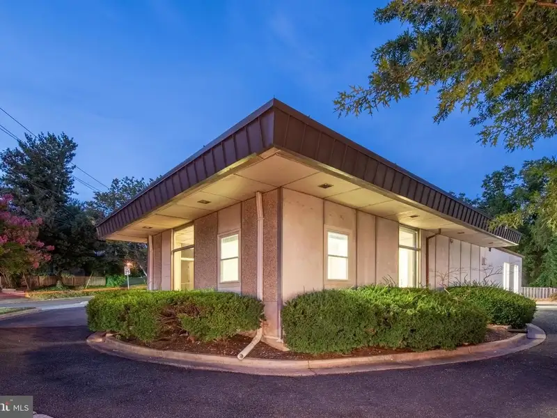 Versatile Commercial Property in Northwood Park, Ideal for Offices, Retail, or Light Industrial