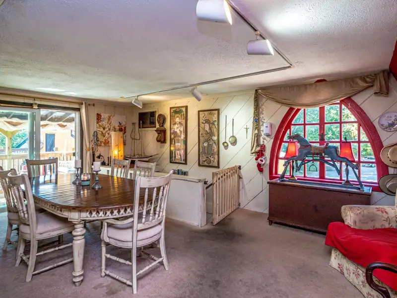 Irish Pub and Restaurant with Mountain Views on 1.64 Acres in North Conway