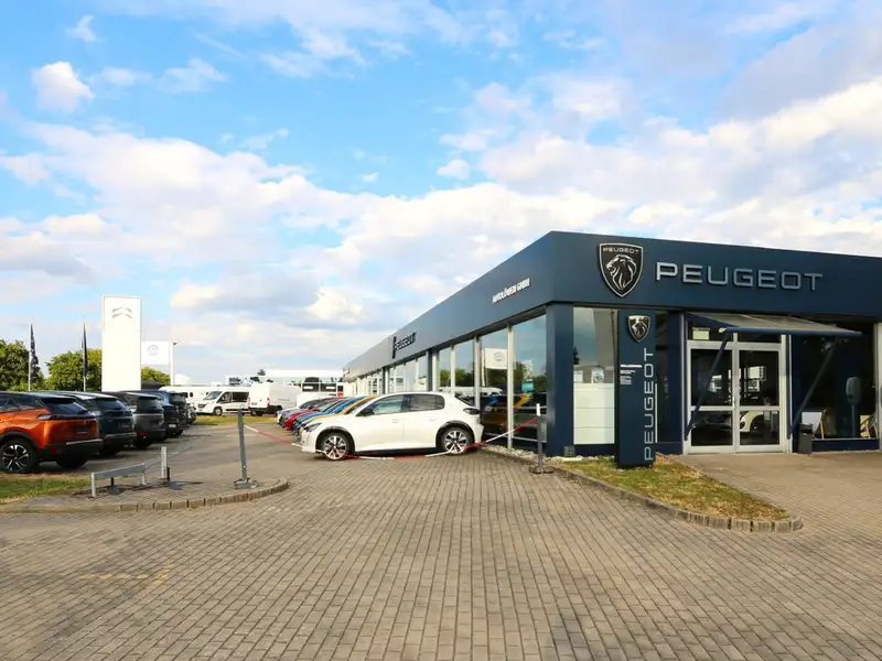 Modern Car Dealership and Service Facility with Residential Space in Schwäbisch Hall