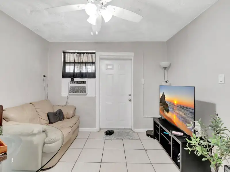 Well-maintained 6-unit Multifamily Property in South Florida with Value-add Potential