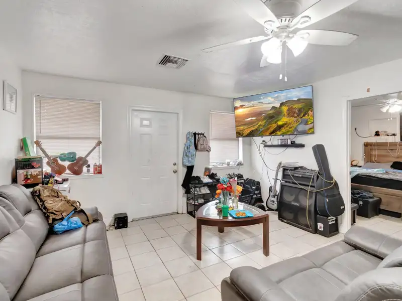 Well-maintained 6-unit Multifamily Property in South Florida with Value-add Potential