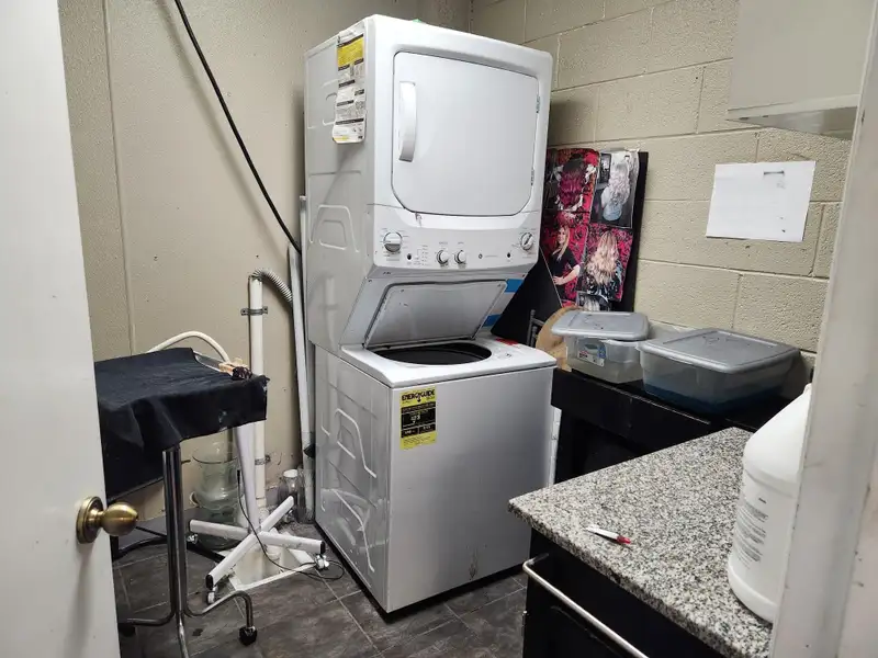 Versatile Retail Space for Salon or Office Near North Ave Walmart