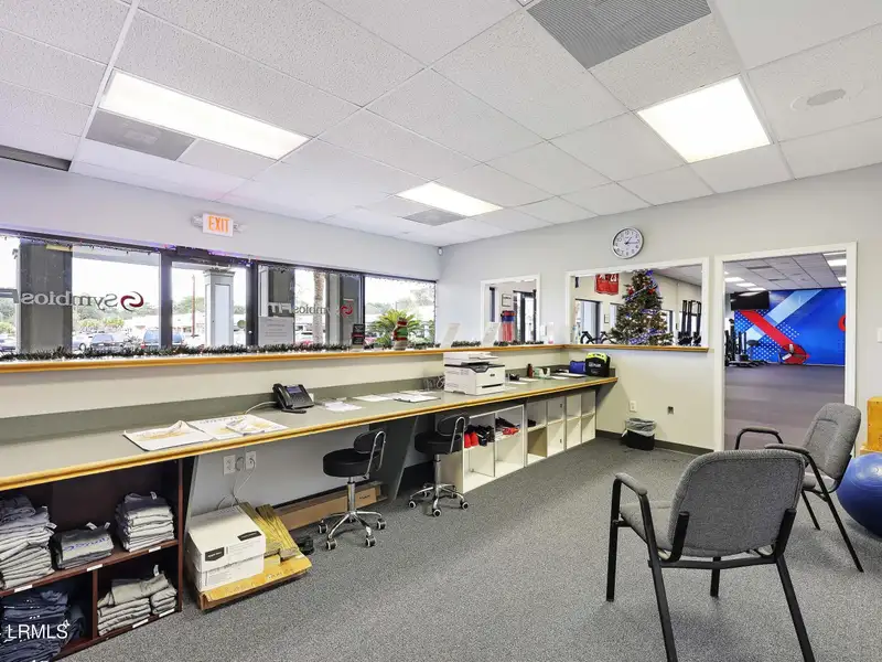 5,000 Sq Ft Retail Sublease in Port Royal Plaza, High Visibility Location