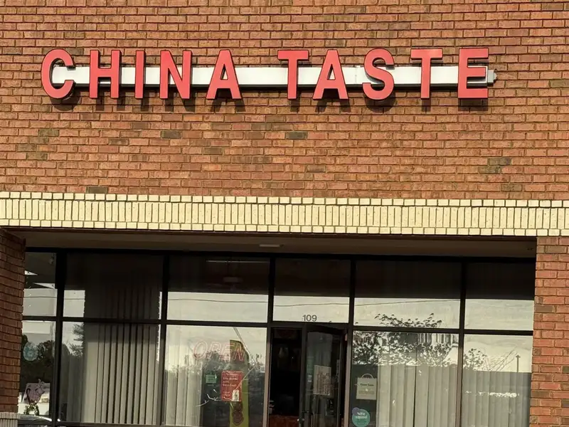 Retail Bay for Restaurant in High-traffic Area - 1400 Sf Available