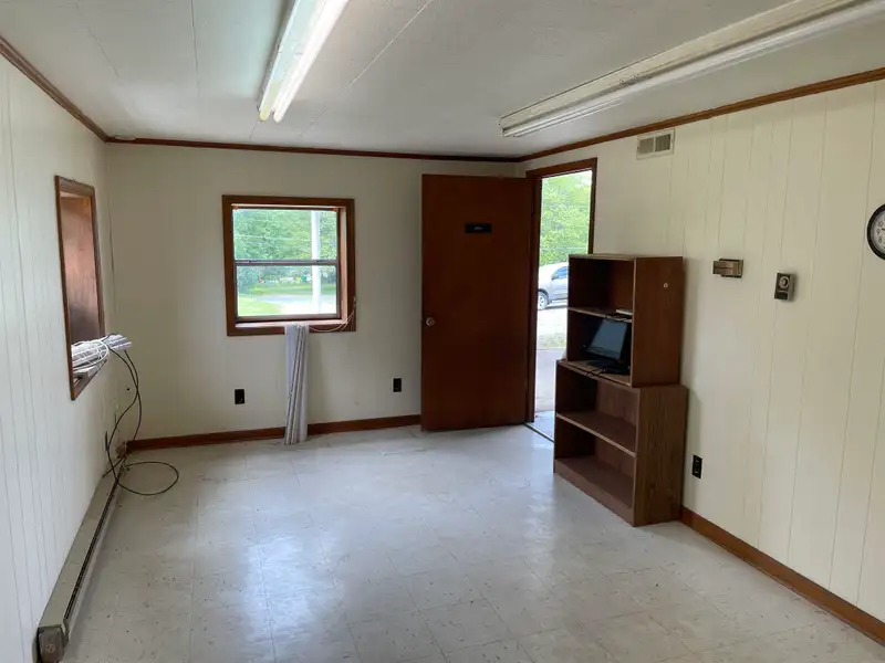 Commercial Building for Lease: 3,000 Sq Ft with Loading Dock Near I81