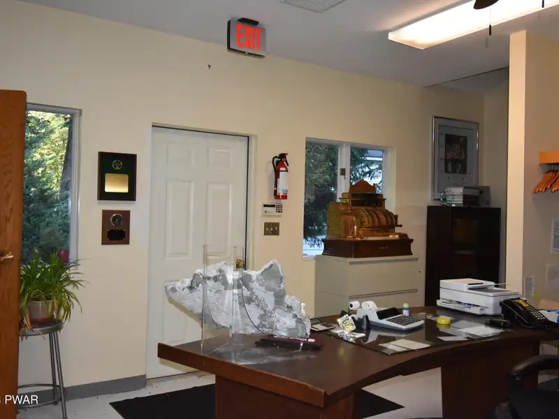 3000 Sq Ft Commercial Building for Lease Near Town with Flexible Space Options
