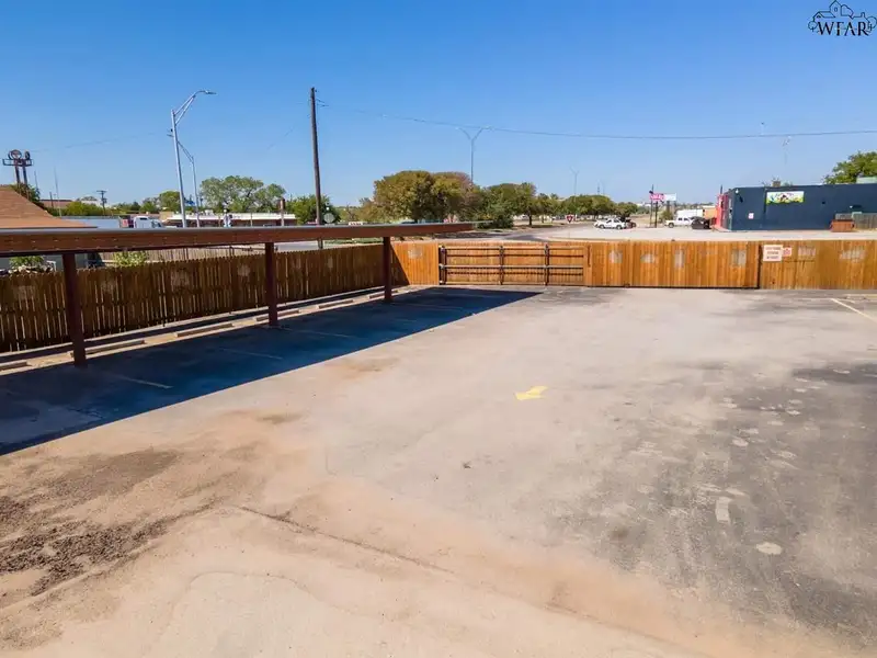 Prime Restaurant/bar on 1.24 Acres with Ample Parking and Outdoor Dining