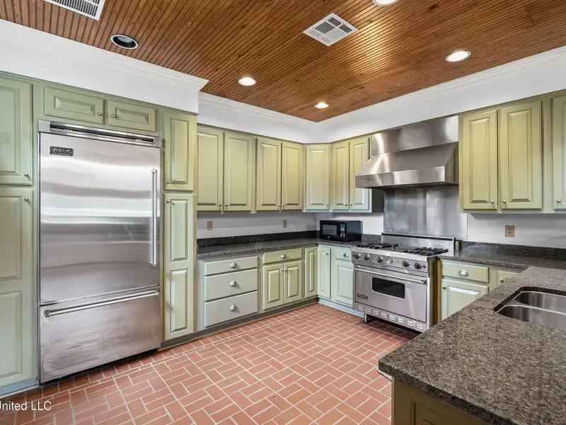 Versatile Office Space with Conference Room and Kitchen in Downtown Tunica