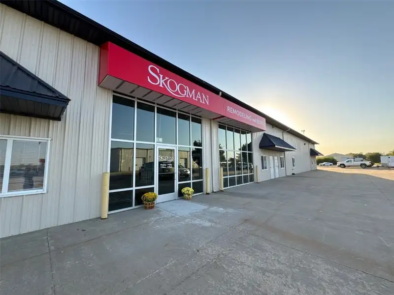 Flex Warehouse with Office Space and Heated Area Near I-380 Exposure