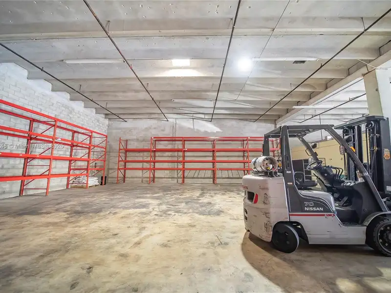 Commercial Property in Doral - Prime Location Near Miami International Airport and Amenities