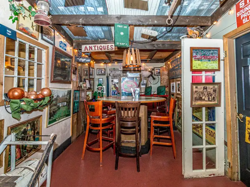 Irish Pub and Restaurant with Mountain Views on 1.64 Acres in North Conway