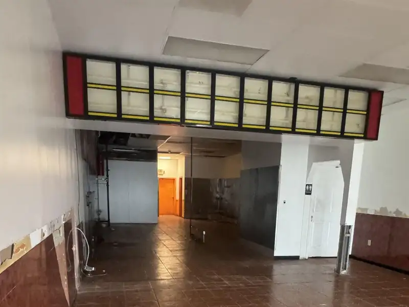 Retail Bay for Restaurant in High-traffic Area - 1400 Sf Available