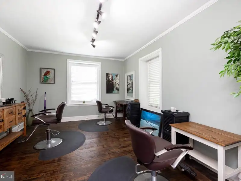 Mixed-use Property in Wayne, Pa: Salon with 1-bedroom Apartment Above