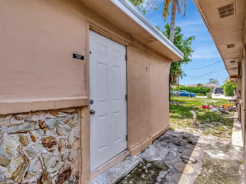 Well-maintained 6-unit Multifamily Property in South Florida with Value-add Potential