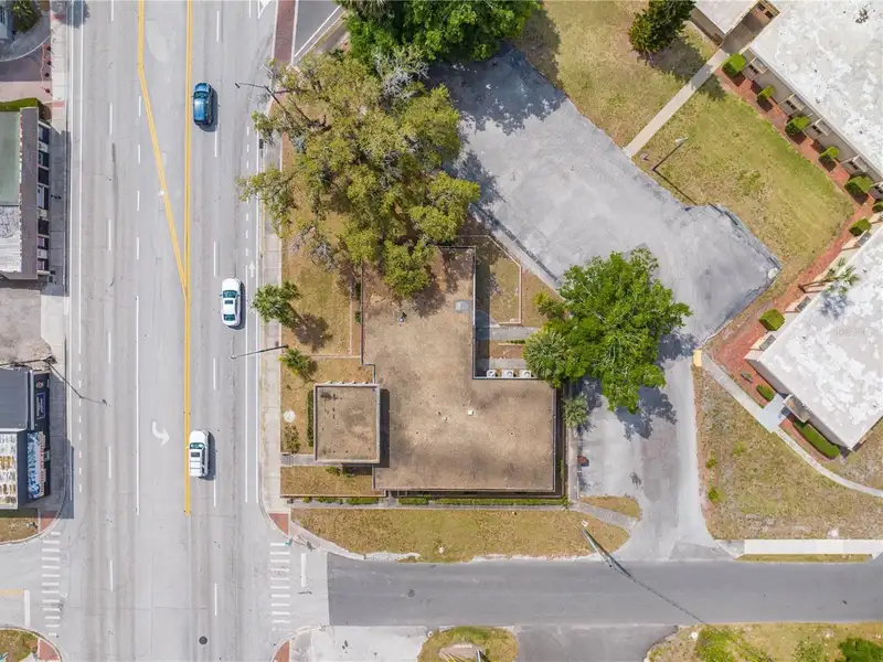 Versatile Office Building in Downtown Kissimmee with Multiple Entrances and Parking