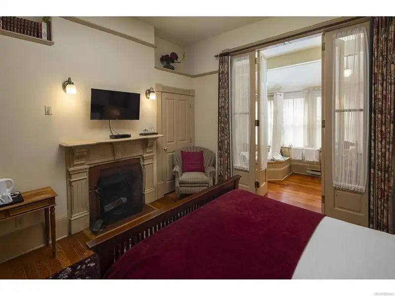 Turnkey Victorian Guest House in Songhees - 5 Suites, Steps from Seawall