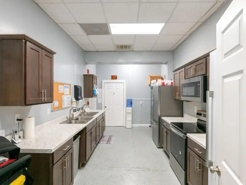 Versatile 2400 Sq Ft Commercial Building in Scotts Hill with Expansion Potential