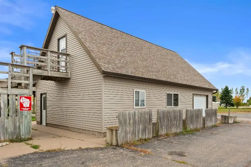 Established Bar and Restaurant with Living Quarters in Stevens Point Area