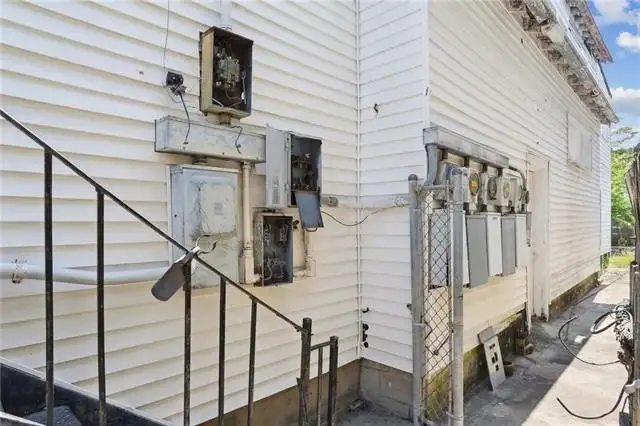 Versatile Commercial Property Near Downtown – 7,000 Sq Ft with Multiple Utilities and Parking