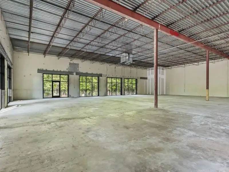 Industrial/flex Building in Prime Atlanta Location with Recent Upgrades and Parking Options