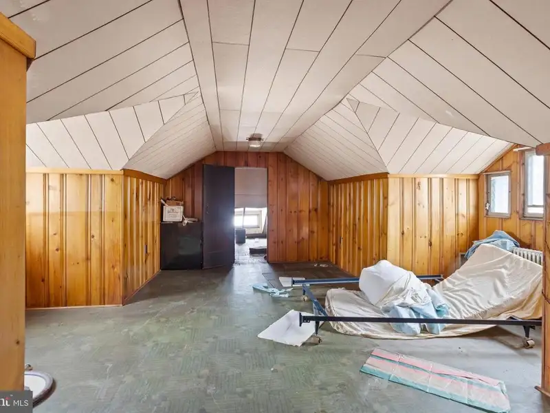 Mixed-use Property with Bar, Residential Space, and Garage in Folcroft Borough
