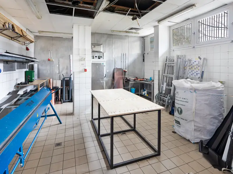 Versatile Commercial Retail Space for Sale in Prime Location with Excellent Accessibility