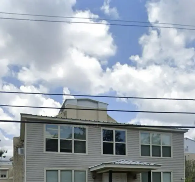 Two-level Commercial Unit with 26 Living/office Spaces in Re-zoned R4 Area