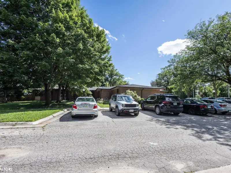 Versatile 6528 Sq Ft Building on 1.64 Acres in Clear Lake - Rm 20 Zoning