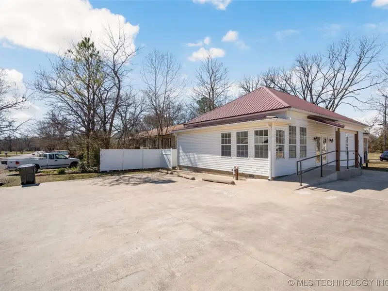 Commercial Office Space with Storage and Tenant in Growing Sapulpa, Oklahoma