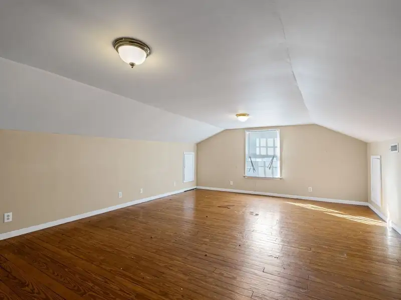 Historic Bungalow with Detached Unit on High-traffic Main St, Ideal for Commercial Use