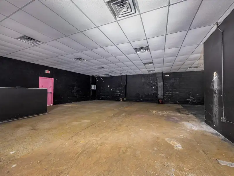 Versatile Commercial Building for Retail or Service Use in High-traffic Location
