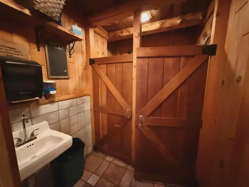Turnkey Lodge-style Investment Opportunity in Berlin with Unique Interior and Bar