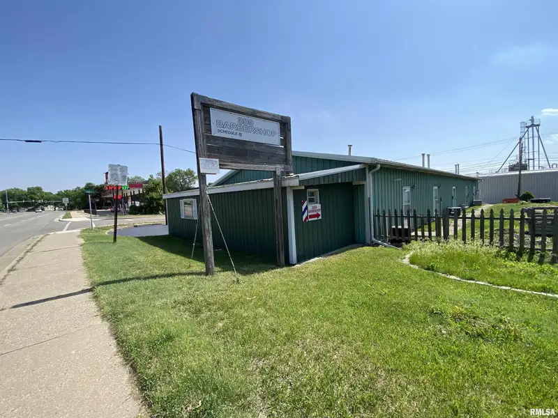 Versatile Commercial Property in Prime Location - 314 W Ash St, Chillicothe, Il