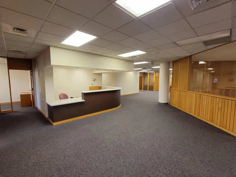 Large Office Building with Panoramic Views in Prime Downtown Location, 40,000 Sqft