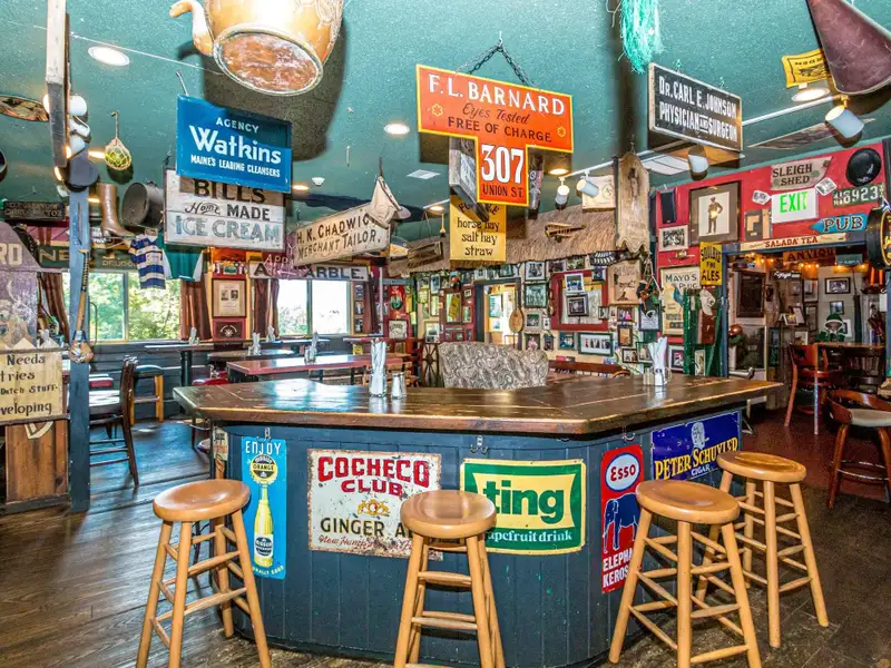Irish Pub and Restaurant with Mountain Views on 1.64 Acres in North Conway