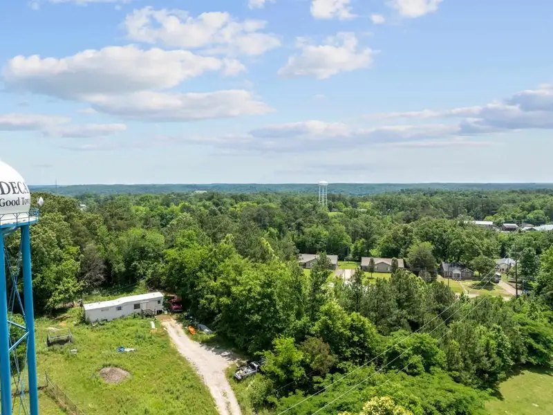 Commercial Property with Showroom and Warehouses on Us Hwy 100 W