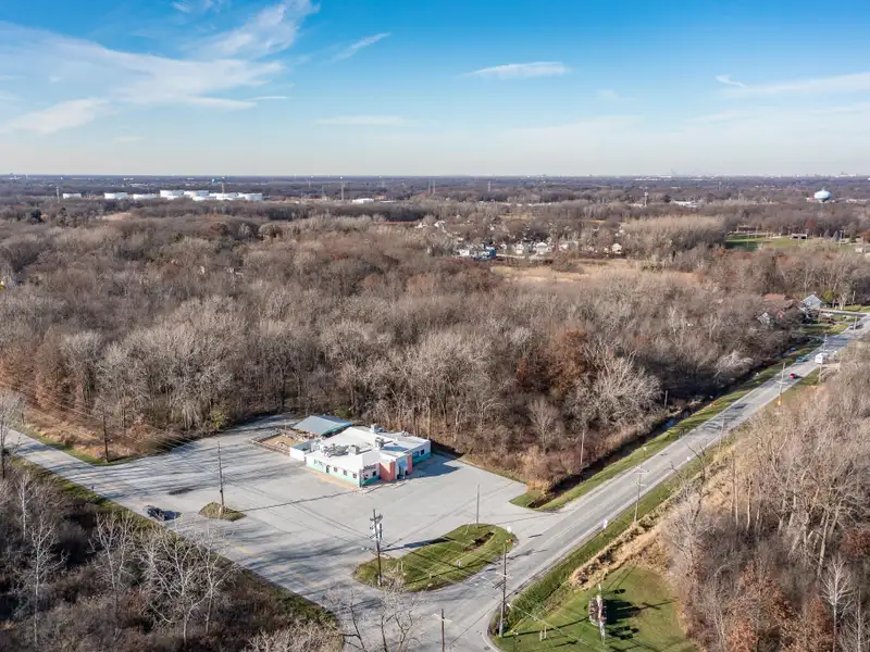 Renovated Commercial Building with Land for Sale in Central Location, Ideal for Restaurant