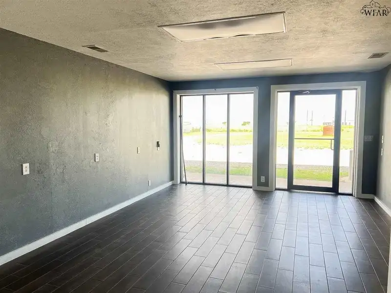 Commercial Property with Office, Living Quarters, and Warehouses in Wichita Falls Area
