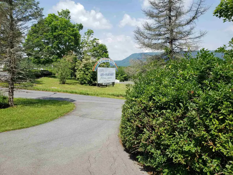 Versatile Retail Gift Shop and Cottages on 7.95 Acres with Mountain Views