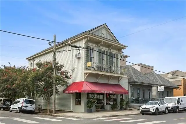 Spacious 2 Bed, 2 Bath Apartment with Balcony on Prytania Corridor