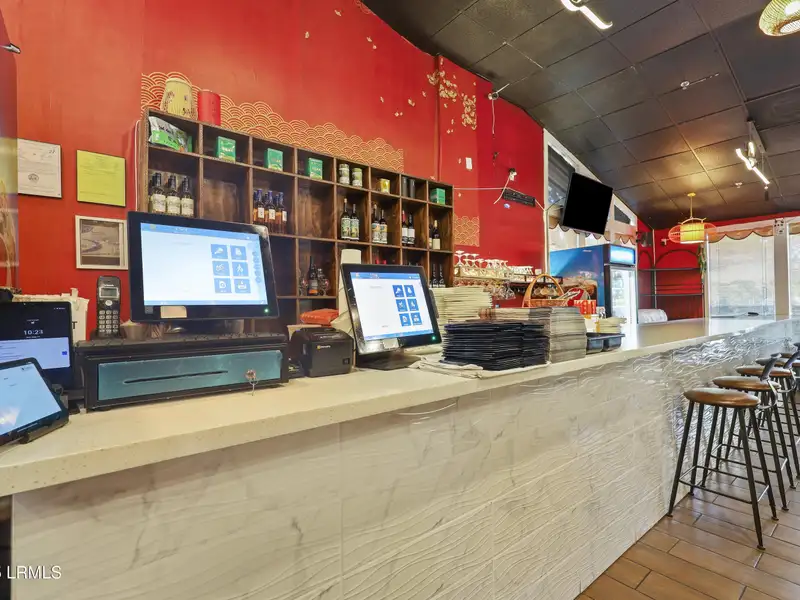 Remodeled Mid-island Restaurant with New Equipment and Outdoor Dining Area