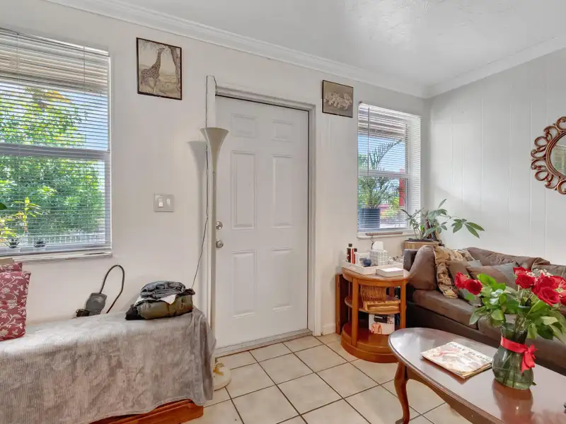 Well-maintained 6-unit Multifamily Property in South Florida with Value-add Potential