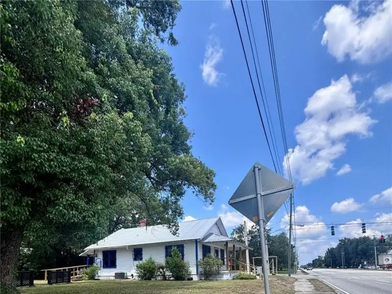 Prime Commercial Space for Lease in High-traffic Location with Ample Parking