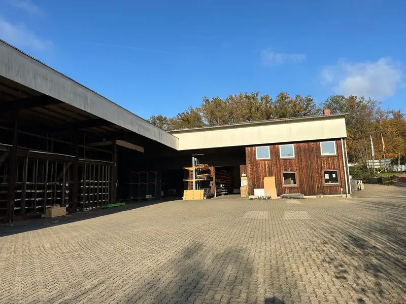 Commercial Ensemble with Multiple Halls and Parking in Leege Industrial Estate, Herzberger Strasse