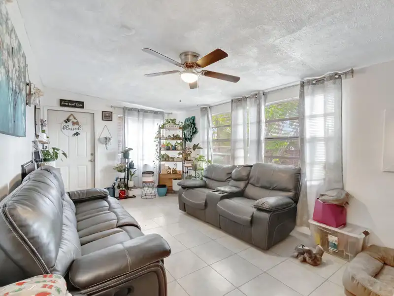 Well-maintained 6-unit Multifamily Property in South Florida with Value-add Potential