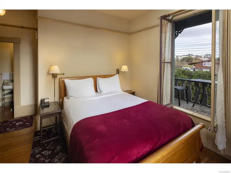 Turnkey Victorian Guest House in Songhees - 5 Suites, Steps from Seawall